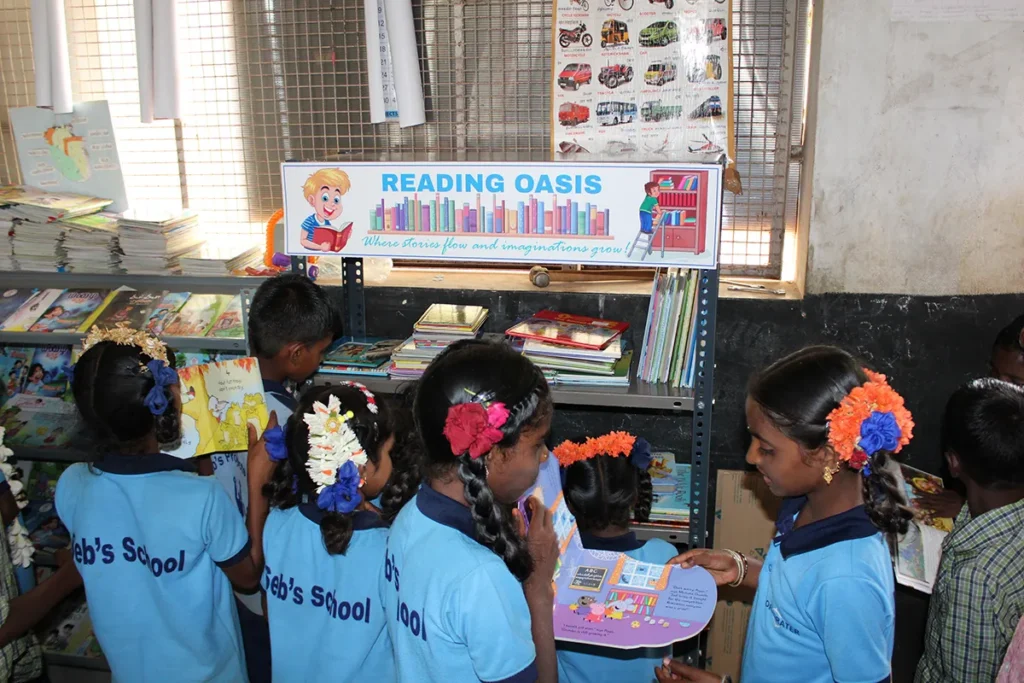 Sebs-Schoolkinderen-bekijken-de-nieuwe-boeken-in-hun-minibibliotheek-die-is-geschonken-door-Corporater-India-1