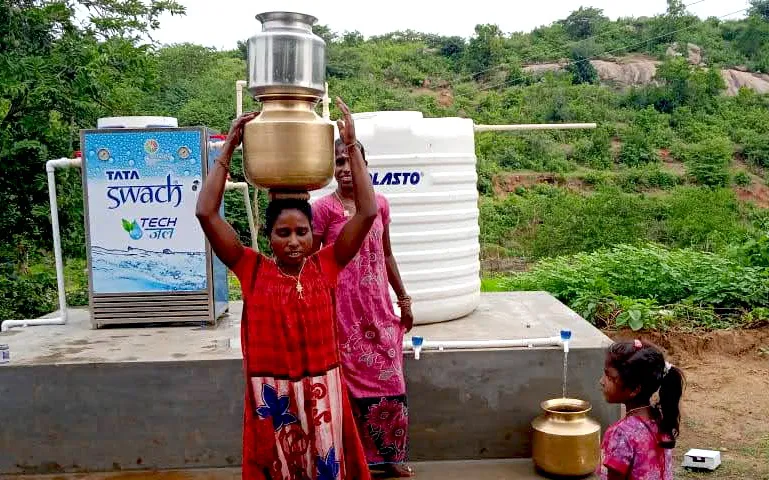 Vrouwen uit de dorpen halen water op bij drinkwaterinstallaties die door het team van Seb zijn opgezet